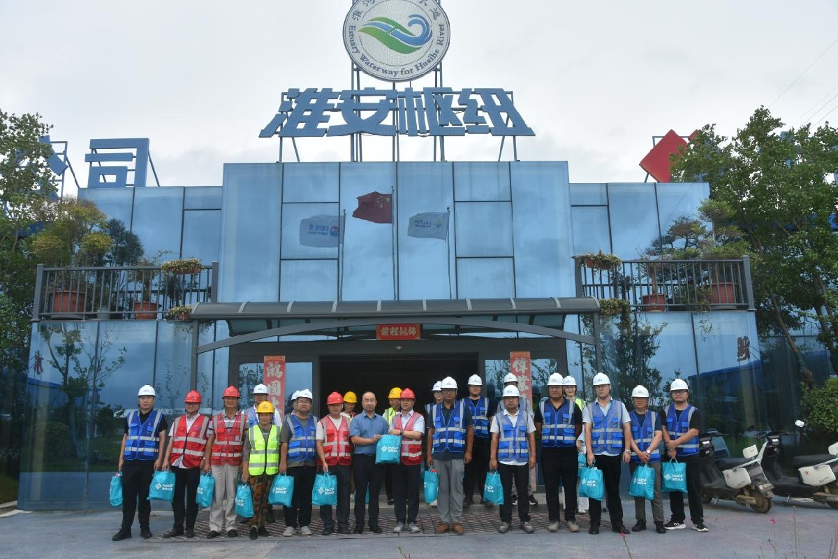战高温送清凉 办实事暖人心 ——淮阴水建公司工会深入项目一线开展夏季高温慰问
